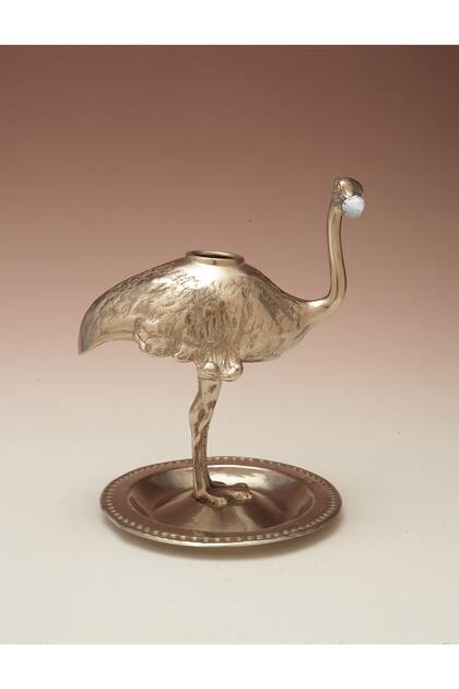Un mate plateado, con forma de avestruz, de principios del siglo XX, de la colección del Museo de Arte Popular 