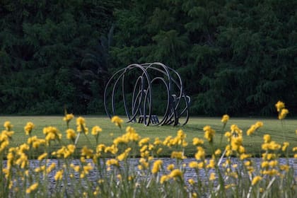 Obras de arte en los jardines de la isla.