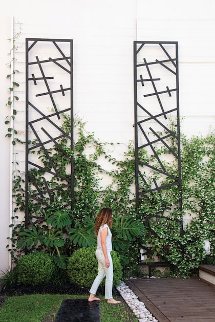 Obras de arte que continúan la estética de la casa y logran dar mayor presencia a un sector de otro modo perdido.