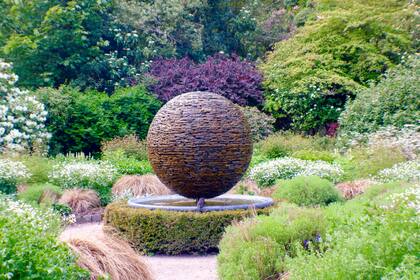 Obras de arte se encuentran a lo largo del jardín como puntos focales