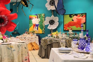 Mesas servidas para el té y flores gigantes: cómo transformar una galería de arte en el país de las maravillas