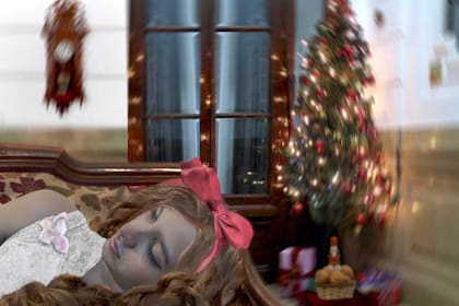Al finalizar la fiesta navideña, Clara se queda dormida en un sillón de la casa y desde allí emprende el fabuloso viaje entre sueños, escena referida en el fotomontaje de Andrea Giuliani