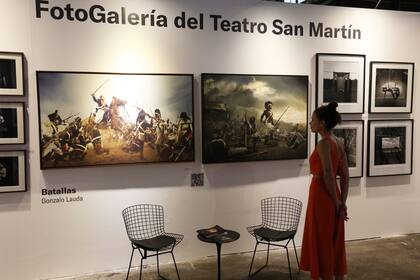 Obras de Gonzalo Lauda en el stand de la Fotogalería del Teatro San Martín