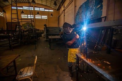 Solo diez personas trabajan en el taller metalúrgico de la Tupac. Antes eran 40
