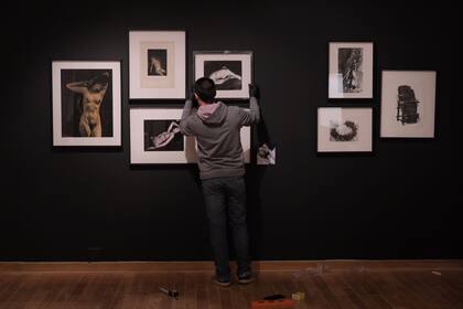 Obras de la serie Brailles en el montaje de la muestra de León Ferrari