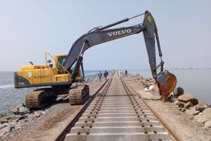 Rehabilitan una línea ferroviaria que pasa por la laguna La Picasa