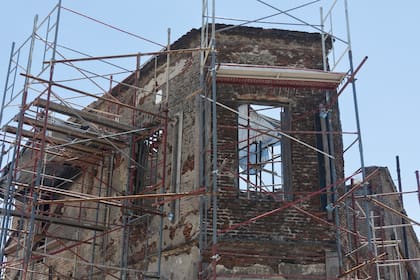 Obras de restauración en el almacén El Triunfo de La Boca.  “Frenar el deterioro, consolidar constructiva y estructuralmente el edificio, y sanear su entorno inmediato”, afirman desde el ministerio de Cultura de la Ciudad, a cargo de Gabriela Ricardes.