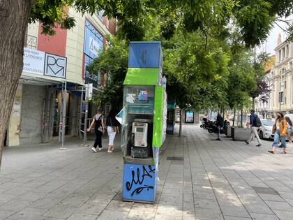 Un epígono de Muelle rinde homenaje a su maestro en un teléfono público de Madrid, en la Glorieta de Bilbao