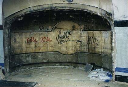 Muelle estampaba su arte en el metro de Madrid. Esta firma, en la estación Bilbao está hoy sepultada por azulejos.