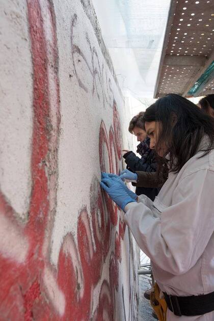 Un grupo de restauradores trabaja en 2016 para recuperar el esplendor de la firma de Muelle en la calle Montera 30