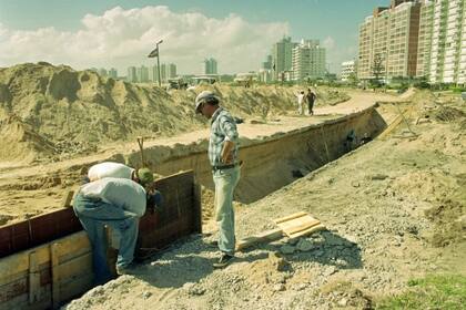 Obras en la rambla de Punta del Este. Punta del Este cumple 115 años. (Foto: Archivo El País)