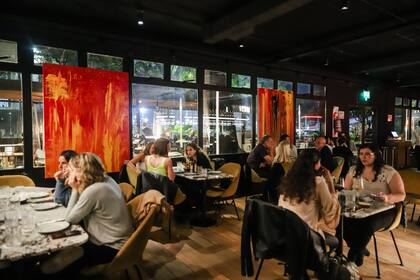 Obras nítidas y con colores vibrantes que resaltan entre los comensales.