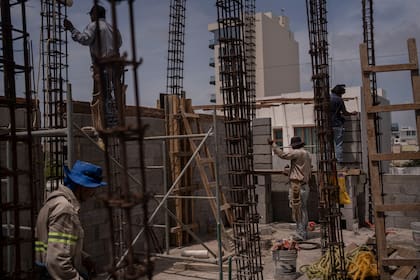Obreros de la construcción en la ciudad de Veracruz, México (AP Foto/Félix Márquez, Archivo)