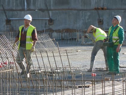Obreros de la construcción, uno de los sectores afectados por la caída de la actividad