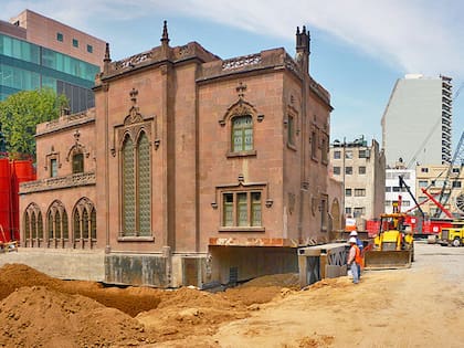 Obreros excavan hasta hallar los cimientos de la casona, paso clave para lograr su insólito traslado sin daños