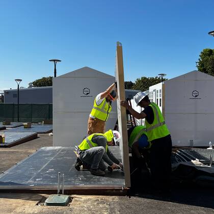Obreros montando una de las casas prefabricadas que pueden durar más de 10 años