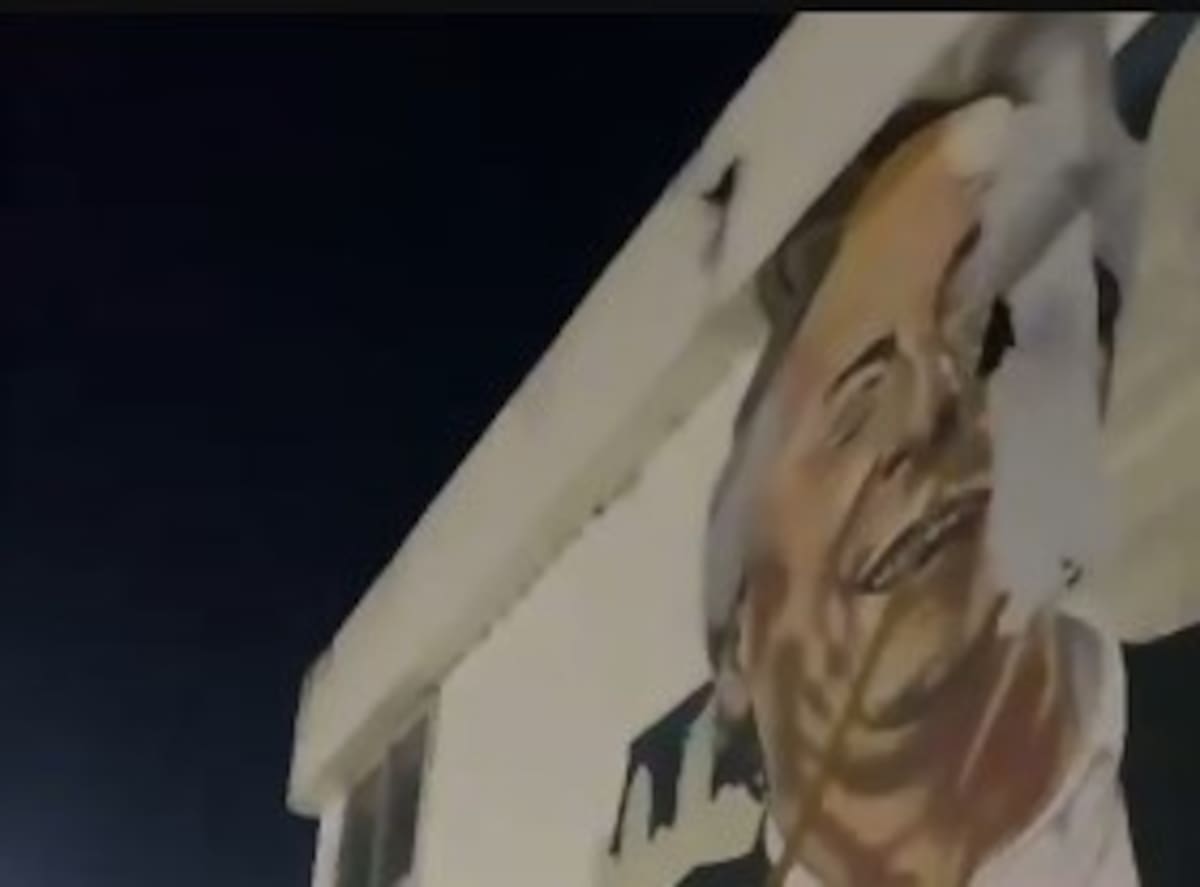 Taparon un mural de Néstor Kirchner en la sede del Correo Argentino en Retiro - LA NACION