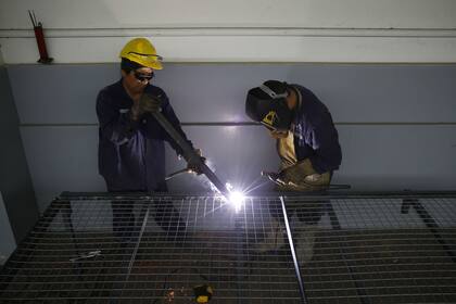 Obreros trabajan en el taller