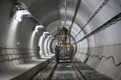 Obreros trabajan en el túnel