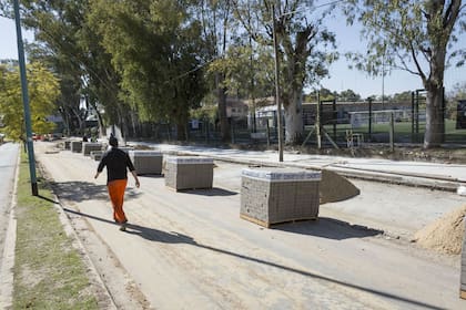 Obreros trabajan en la bicisenda