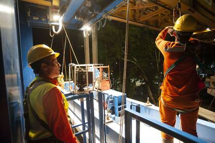 Obreros trabajan en la colocación de la última dovela