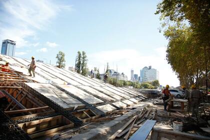 Obreros trabajan en las escalinatas
