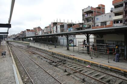 Obreros trabajan en los nuevos andenes