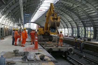 Obreros trabajan este miércoles dentro de la estación