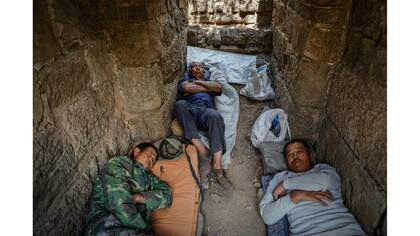 Obreros descansan luego del trabajo