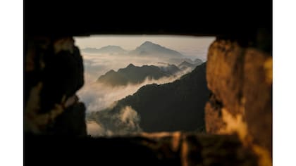 Niebla matutina cubre la sección Jiankou de la Gran Muralla