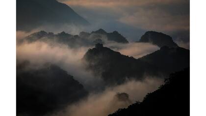 Niebla matutina cubre la sección Jiankou de la Gran Muralla