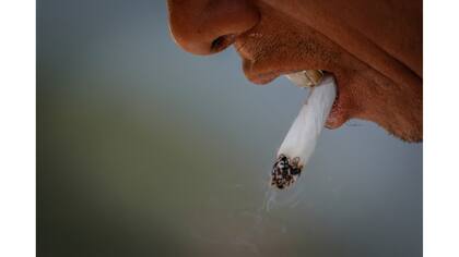 Obreros trabajando en la reconstrucción de la sección Jiankou de la Gran Muralla, ubicada en el distrito de Huairou, al norte de Pekín