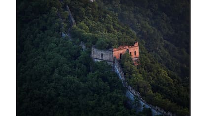 La vegetación crece sobre muchos tramos de la sección de Jiankou de la Gran Muralla