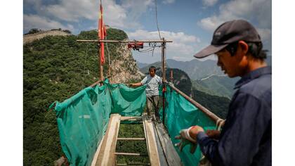 Obreros esperando la llegada de ladrillos y otros equipamientos