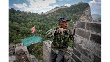 Obreros trabajando en la reconstrucción de la sección Jiankou de la Gran Muralla, ubicada en el distrito de Huairou, al norte de Pekín