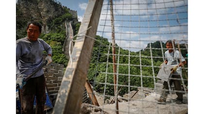 Obreros trabajando en la reconstrucción de la sección Jiankou de la Gran Muralla, ubicada en el distrito de Huairou, al norte de Pekín