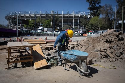 Obreros trabajando para la remodelación del estadio Azteca de cara al Mundial, en febrero de 2026