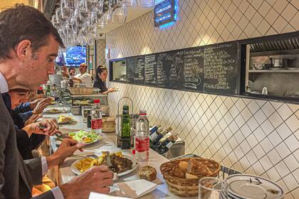 Obreros y ejecutivos de la ciudad coinciden en la barra y las mesas de Casa Dani