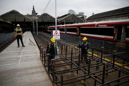 Obreros ya trabajan instalando los andenes provisorios mientras dure la obra