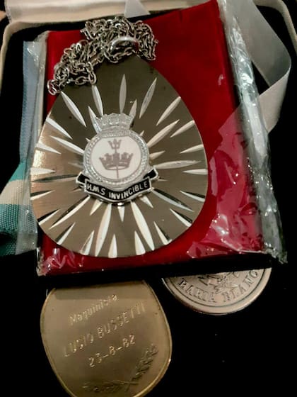 Obsequio de un tripulante del portaaviones HMS Invencible a Lucio Bussetti y que conserva en la actualidad. (Gentileza Lucio Bussetti).