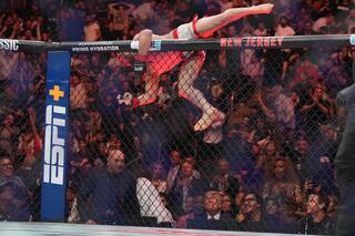 Observado por Trump, Dvalishvili retiene título de 135 libras en UFC 316