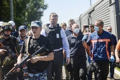 Observadores del OSCE y el equipo forense holandés llegaron a los trenes donde están los cadáveres