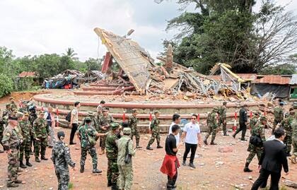 Observadores militares y diplomáticos de 13 países recorren una zona fronteriza atacada en la provincia camboyana de Preah Vihear (Archivo)
