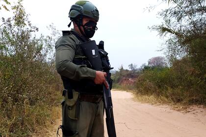 Observando el monte: un gendarme durante su turno de guardia en los alrededores de Salvador Mazza