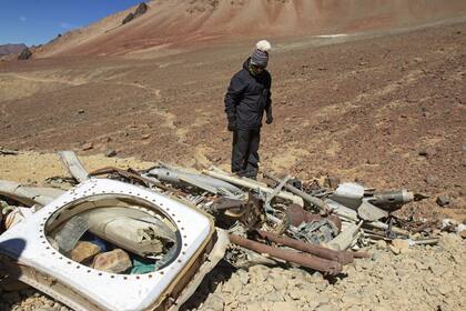 Observando los restos del avión, una de las cosas más impactantes al llegar.