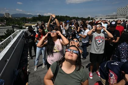 Observar un eclipse solar sin la protección adecuada puede generar graves lesiones oculares