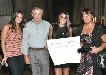 Obtuvo el título en la Universidad de Buenos Aires.