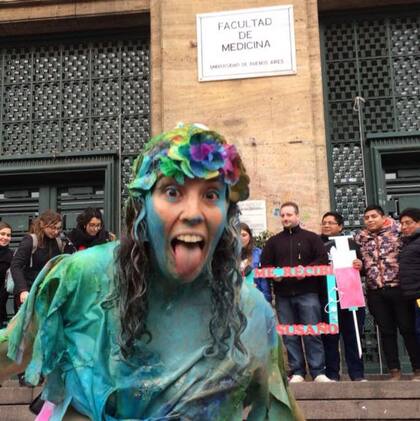 Obtuvo su título en la Universidad de Buenos Aires.