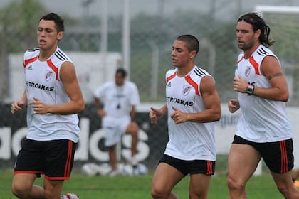 Ezequiel Cirigliano entre Lucas Ocampos y Fernando Cavenaghi; la depresión y las malas decisiones opacaron a quien se presentaba como una joven figura del fútbol argentino