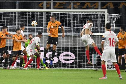 Ocampos cruza el cabezazo que será el gol del 1-0 de Sevilla sobre Wolverhampton; la asistencia fue de Banega